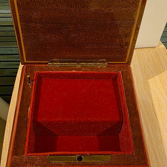 Handcrafted Asian inlay music box - Picture 4 of 5